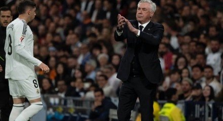 Carlo Ancelotti aplaudindo jogador do Real Madrid
