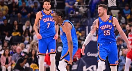 Em noite de festa para Shai Gilgeous-Alexander, eleito MVP da temporada 2024/25 da NBA, o Oklahoma City Thunder venceu o Minnesota Timberwolves por 118 a 103 no Paycom Center, abrindo 2 a 0 na final da Conferência Oeste. O terceiro jogo será no sábado, às 21h30, no Target Center, em Mineápolis. Destaque da partida, Shai [&#8230;]