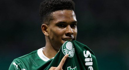 Estêvão mostra o escudo do Palmeiras ao celebrar gol