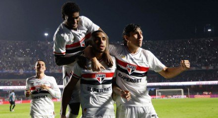 Jogadores do São Paulo comemorando gol no MorumBIS