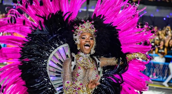 Só tem celebridade no samba? Conheça as escolas onde a rainha de bateria é da comunidade