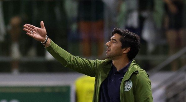 Abel Ferreira não participou da coletiva após a vitória do Palmeiras sobre o Ceará para ir à formatura da filha. O auxiliar Vitor Castanheira o substituiu, elogiou o jovem Estêvão e destacou a força do elenco e o rodízio entre os jogadores. Com o resultado, o Palmeiras avançou às oitavas da Copa do Brasil.