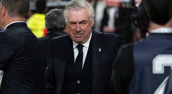 Carlo Ancelotti com olhar atento em jogo do Real Madrid