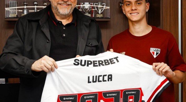 O atacante tinha vínculo com o Tricolor até o meio de 2026. Agora, o novo contrato, que teve reajuste salarial, terá duração até abril de 2028.