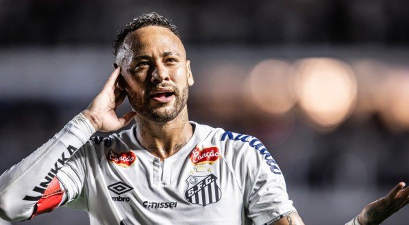Neymar faz gesto para torcida com a mão no ouvido