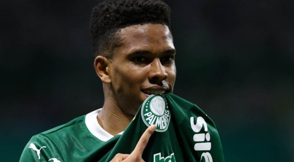 Estêvão mostra o escudo do Palmeiras ao celebrar gol