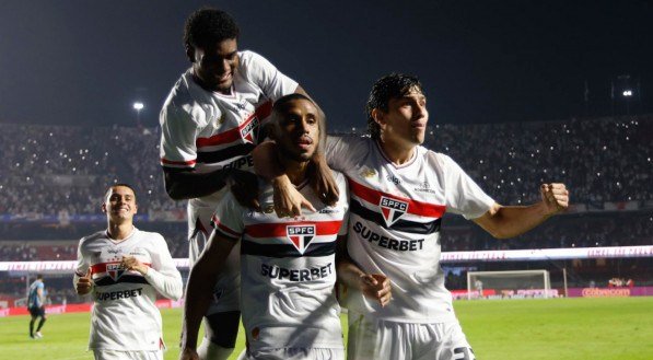 Jogadores do São Paulo comemorando gol no MorumBIS