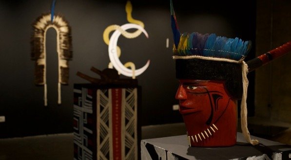 Exposição imersiva leva público a uma vivência sensorial da cultura indígena no Recife
