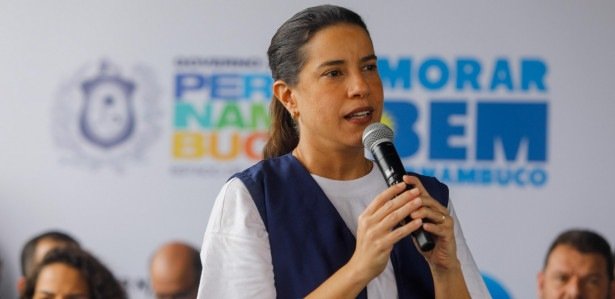 Imagem da governadora Raquel Lyra no bairro do Bongi, no Recife