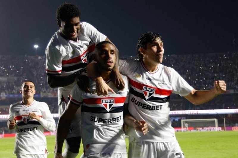 Jogadores do São Paulo comemorando gol no MorumBIS
