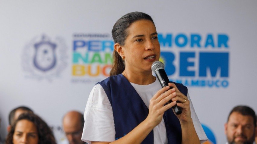 Imagem da governadora Raquel Lyra no bairro do Bongi, no Recife