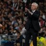 Carlo Ancelotti aplaudindo jogador do Real Madrid
