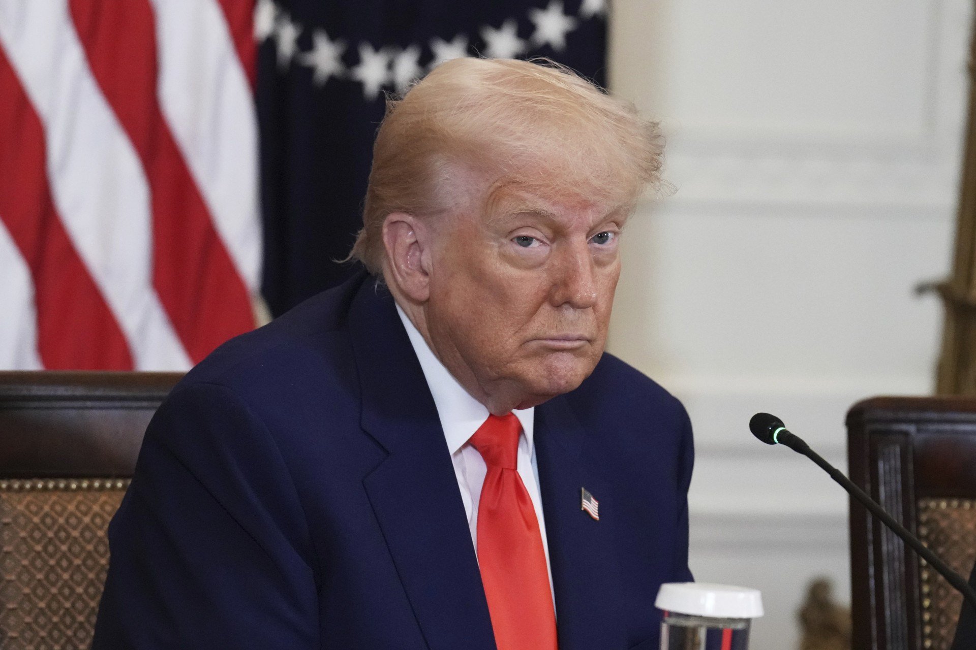 Trump ameaça taxar produtos da União Europeia e iPhones