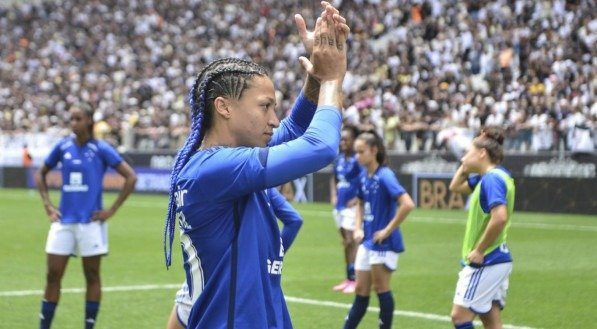 A atacante sofreu uma lesão ligamentar e não tem prazo para retorno. O Cruzeiro já está classificado para a próxima fase do torneio.