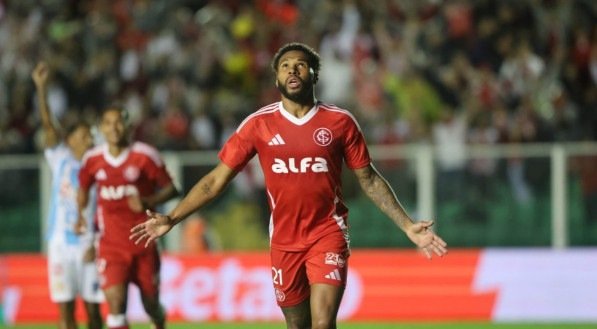 Colorado aproveitou vitória sobre o Maracanã e desclassificação do rival no torneio nacional para alfinetar nas redes sociais.