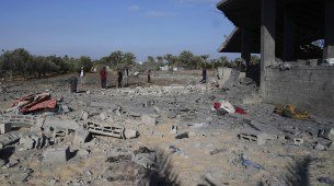 Palestinos inspecionam uma casa destruída por ataques aéreos israelenses na cidade de Deir al-Balah, em Gaza, na quinta-feira, 22 de maio de 2025