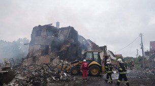 Área destruída por um ataque russo na vila de Markhalivka, na região de Kiev
