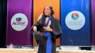 Na cerimônia, só havia Isadora Rezende jogando o capelo, o chapéu de formando, para cima