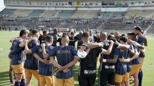 Jogadores do RetrÃ?Â?Ã?Å? reunidos no gramado do EstÃ?Â?Ã?Â¡dio AlmeidÃ?Â?Ã?Â£o