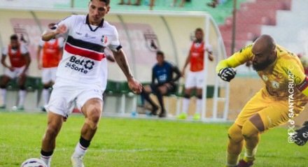 Geovany marcou o único gol do Santa Cruz contra o Sousa