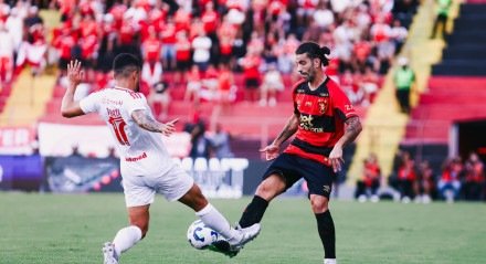 Sérgio Oliveira, volante do Sport, em disputa bola com jogador do Internacional