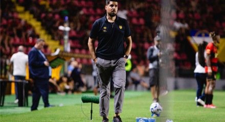 António Oliveira, técnico do Sport, com expressão de preocupação