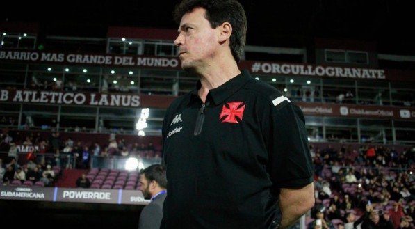 Técnico informa falha do quarto árbitro em troca na partida contra o Fluminense