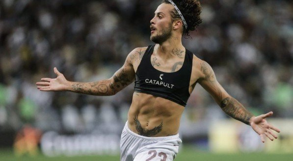 Aos 40 minutos da segunda etapa, Guga decidiu o clássico com um belo chute de fora da área
