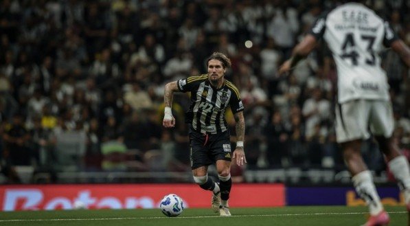 Zagueiro do Atlético-MG se envolveu em lance polêmico com o atacante Hernández, do Corinthians, neste sábado (24), pela 10ª rodada do Brasileirão.