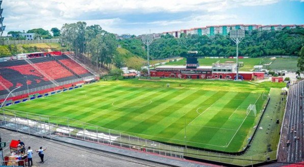A partida leva pressão para o Peixe, que segue em uma fase ruim de jejum de triunfos fora de casa e uma recente eliminação na Copa do Brasil.