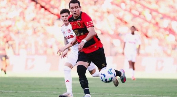 Jogo termina empatado por 1x1, com expulsão no fim e pressão rubro-negra nos minutos finais.