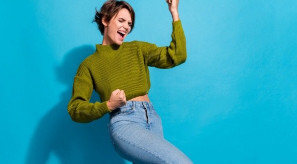 Imagem de uma mulher feliz e comemorando