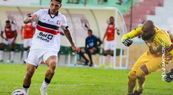 Geovany marcou o único gol do Santa Cruz contra o Sousa