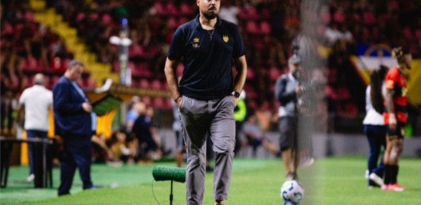 António Oliveira, técnico do Sport, com expressão de preocupação