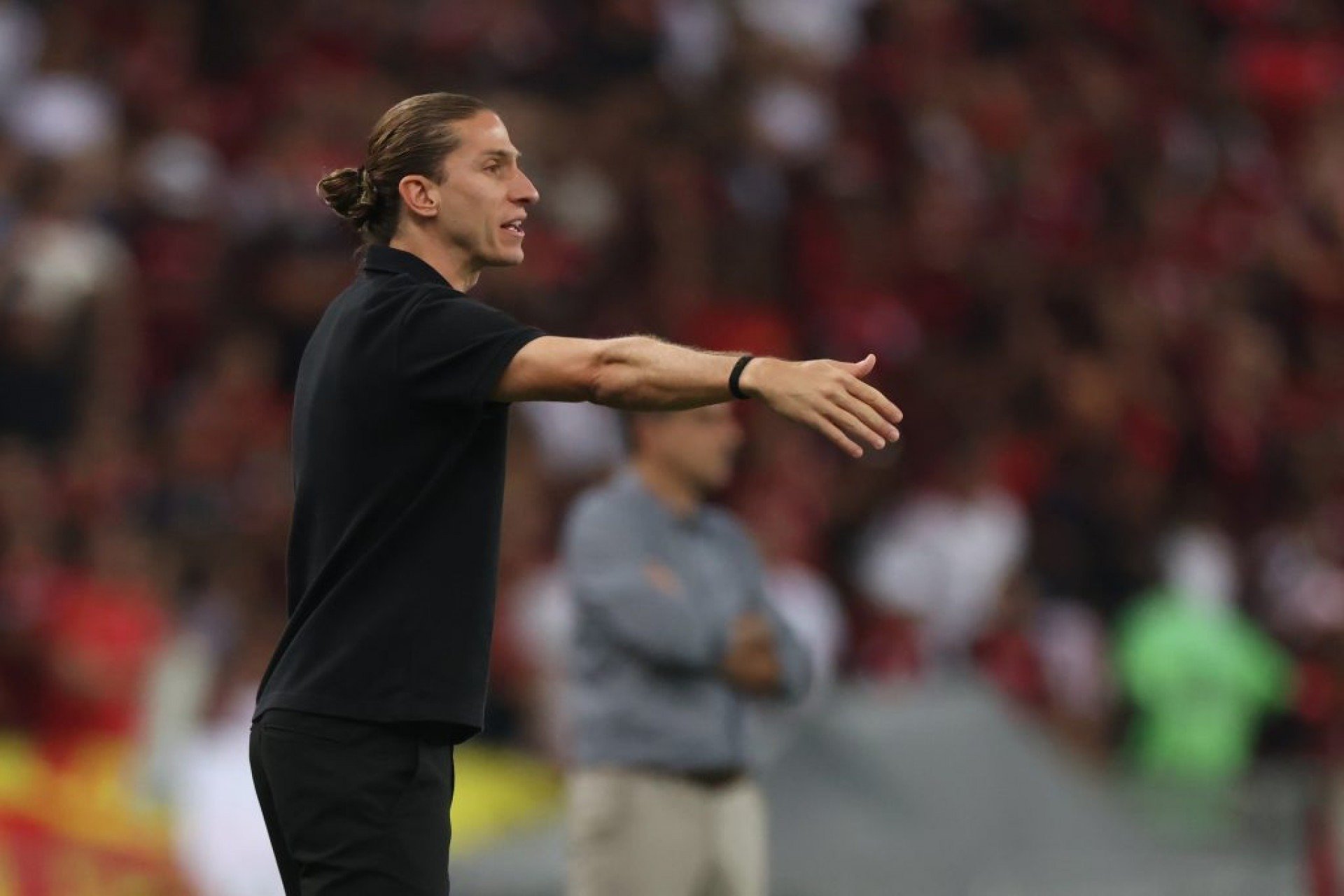 Filipe Luís elogia e ressalta importância de jogadores do banco: “muitas vezes ele entra e resolve”