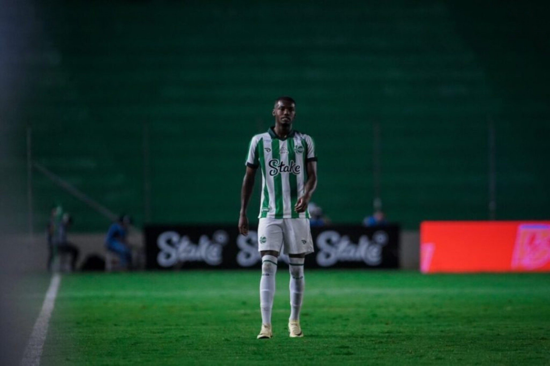 Botafogo negocia contratação de zagueiro do Juventude