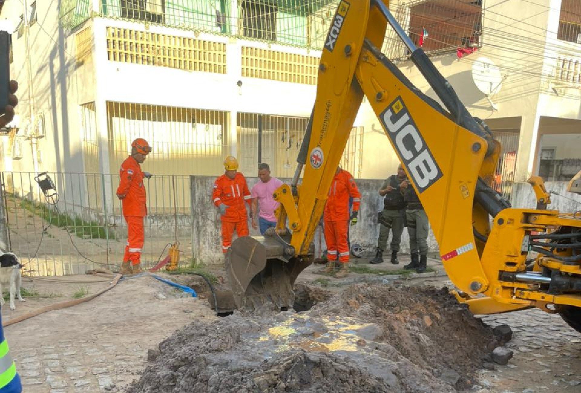 Resgate de corpo em buraco foi feito com retroescavadeiras