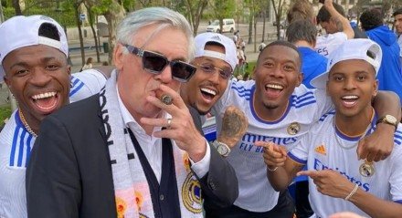 Carlo Ancelotti com charuto e de óculos escuro, em festa do Real Madrid ao lado de Vini Jr, Militão, Alaba e Rodrygo

