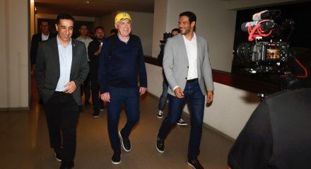 Carlo Ancelotti ao lado do presidente e dirigente da CBF