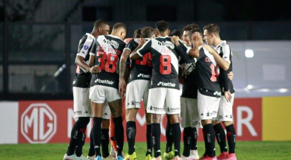 Com Coutinho de volta e Payet próximo do retorno, equipe tenta reagir nas competições