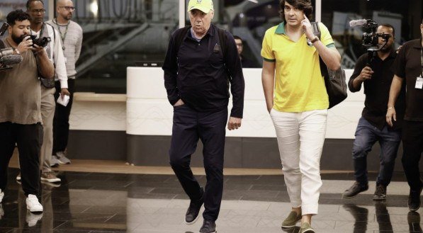 Carlo Ancelotti, novo técnico da seleção brasileira, desembarcou no Aeroporto do Galeão, no Rio de Janeiro, na noite deste domingo (25). O voo do treinador partiu de Madrid, na Espanha, por volta das 10h30 (horário de Brasília).