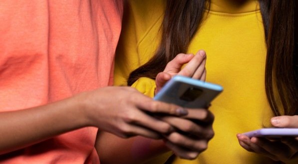 Irritação, tristeza e ansiedade ao ficar longe das telas são alertas para os pais de que a criança ou adolescente está dependente do aparelho