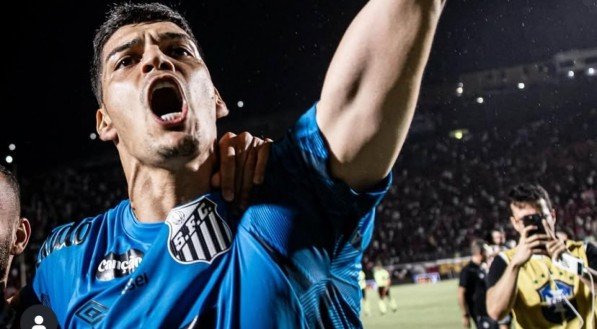 O Santos bateu o Vitória por 1 a 0 no Barradão, com gol de Guilherme, conquistando sua primeira vitória como visitante no Brasileirão. Neymar atuou no segundo tempo, mas sem grande impacto. Apesar do triunfo, o Peixe ainda permanece na zona de rebaixamento, agora em 18º lugar, com oito pontos.