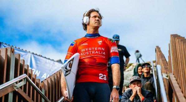 Jordy Smith volta ao topo do ranking pela primeira vez desde 2017 e vive grande fase na carreira aos 37 anos de idade.