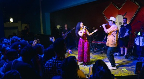 Petrúcio Amorim se juntou ao palco e cantou com Joyce