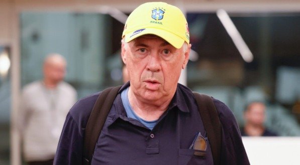 Carlo Ancelotti em desembarque no Rio de Janeiro