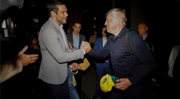Samir Xaud (esquerda) cumprimenta Carlo Ancelotti (direita)