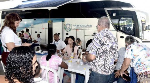 Imagem de ações sociais anteriores com ônibus do TJPE