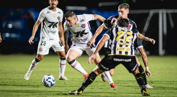Leão volta a jogar mal e perde mais uma na Série A