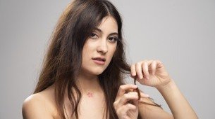 Mulher com os cabelos ressecados